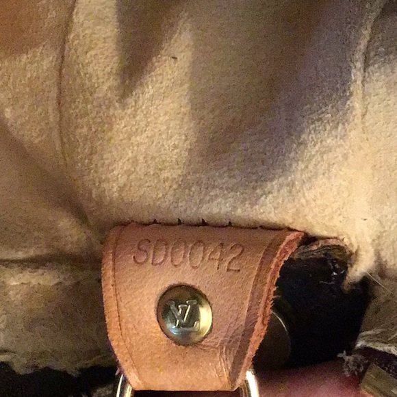 Louis Vuitton GM Looping Bag - Picture 9 of 16